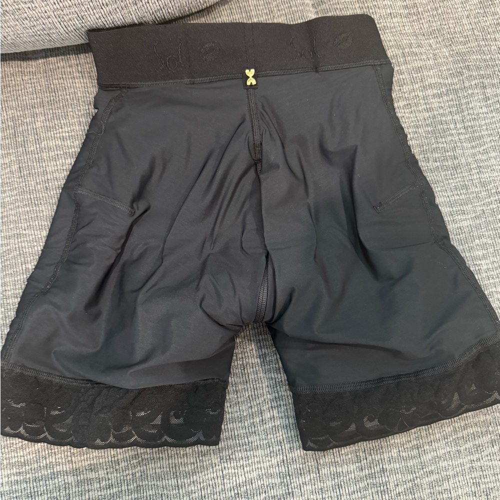 Mermaid Silhouette High Rise Short Midleg Zipper